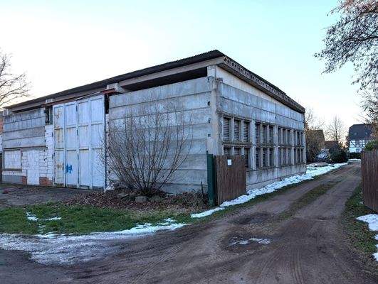 Nordostseite große Garage mit Zufahrt