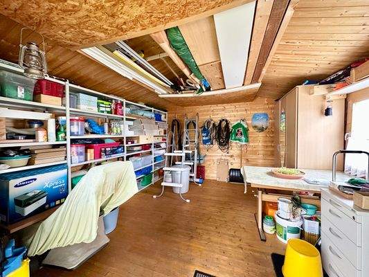 großes Gartenhaus auf dem Grundstück