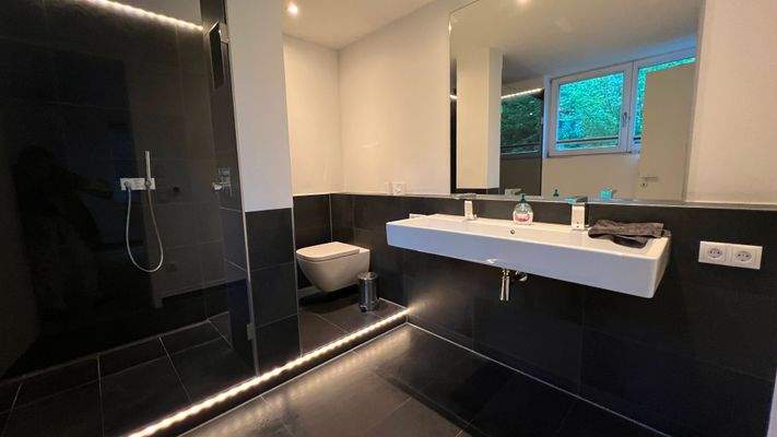 Modernes Badezimmer mit Lichtkonzept