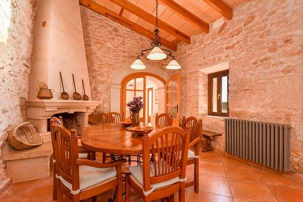 Essbereich mit offenem Kamin