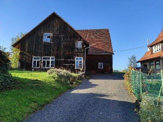 Hofeinfahrt mit Blick auf die Scheune