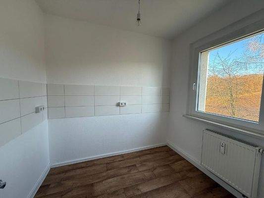 Küche mit Fenster + Fliesenspiegel