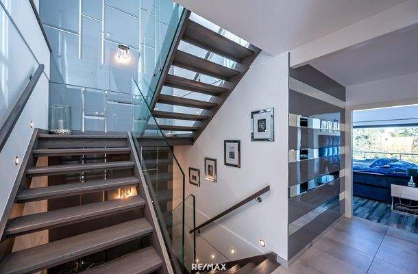 großzügiges & elegantes Stiegenhaus