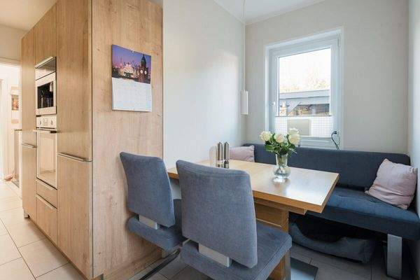 Frühstücksplatz mit Zugang zur Küche