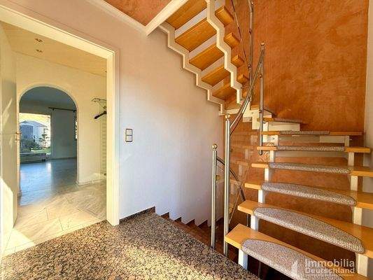 Hausflur mit Blick ins Erdgeschoss