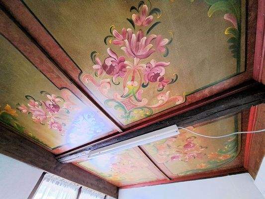 Gemalte Kassettendecke im Badezimmer des ersten St