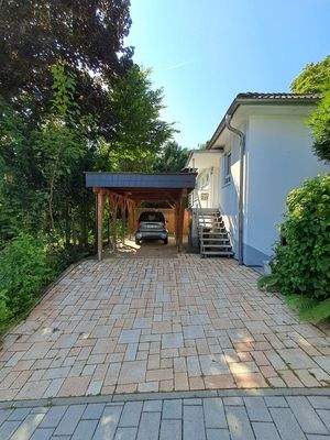 Hauseingangsbereich / Carport