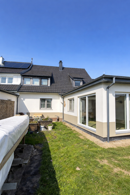 Musterbild Gebäuderückseite