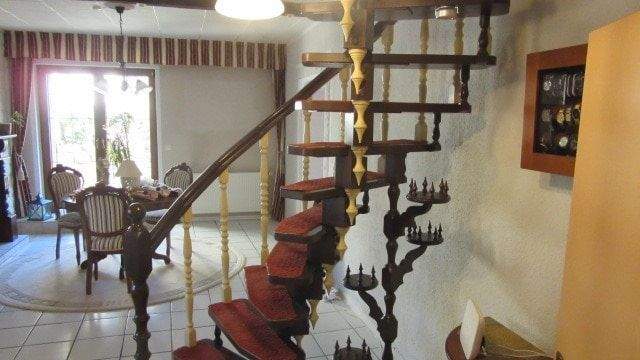 Esszimmer mit Etagentreppe