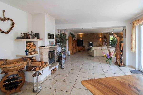 Wohn und Essbereich mit Kamin EG