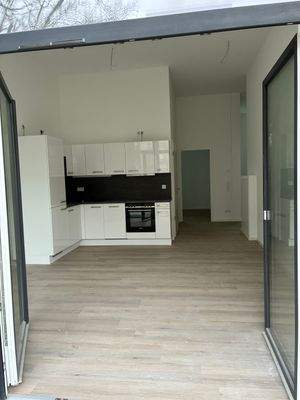 Einblick ins Wohnzimmer und Küche
