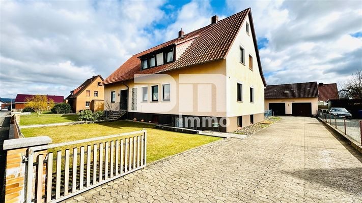 Grundstück / Einfahrt / Parkflächen / Doppelgarage