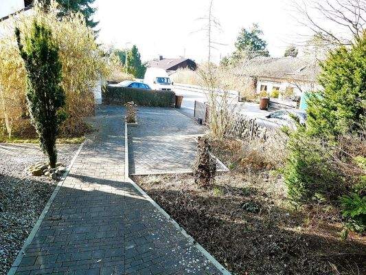 garten einfahrtsbereich mit stellplätzen