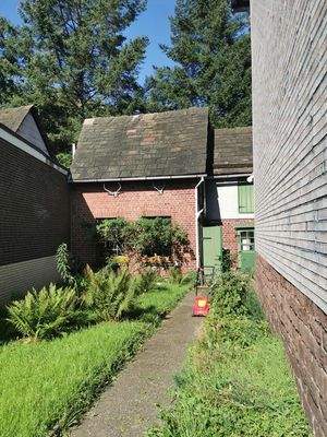 Weg zu dem Eingang linke Seite