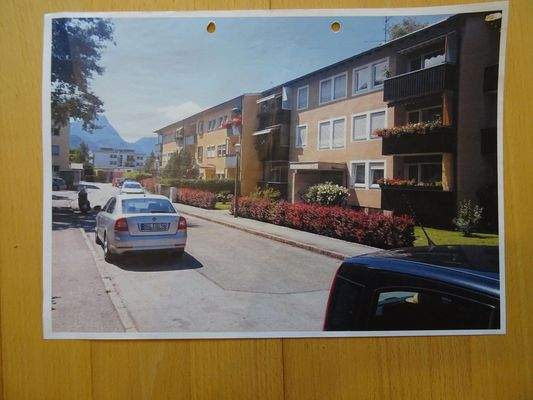 Zufahrtstr. mit Parken