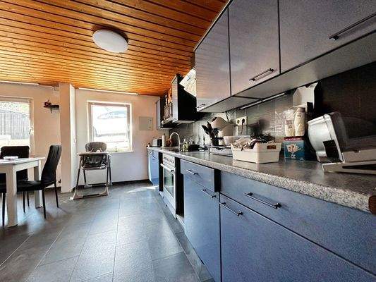 Wohnung 3 Wohn- und Esszimmer: Blaue Akzente und klare Struktur – hier hat jedes Ding seinen Platz