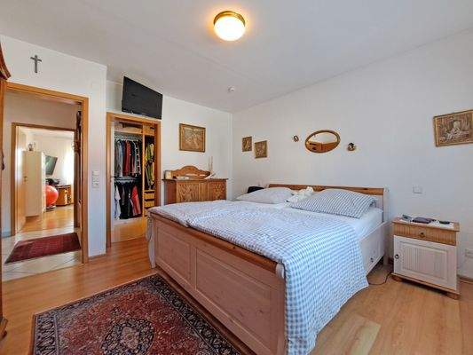 Schlafzimmer mit begehbarem Schrankraum im EG