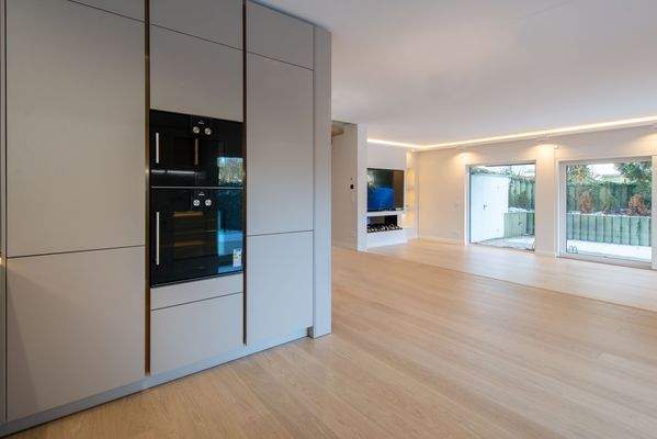 Blick aus der Küche ins Wohnzimmer