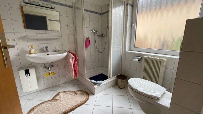 Haus 25b - Tageslichtbad mit Dusche