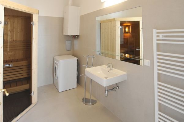Badezimmer / bathroom with sauna