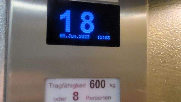 Schwimmbad im 18. OG