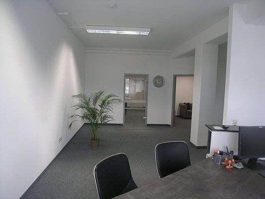 rechtes Büro / Türe