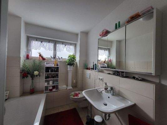 Bad im EG mit Badewanne und Dusche.jpg