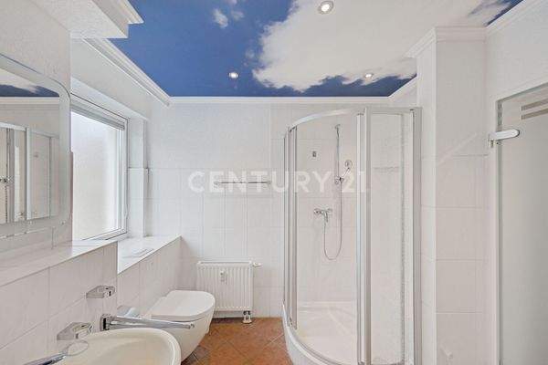 Badezimmer mit Badewanne und Dusche