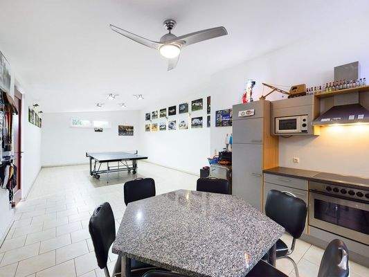 Mögliches Großraumbüro oder Werkstatt mit Einbauküche