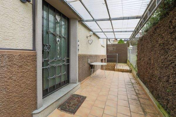 Eingangsbereich/überdachter Sitzplatz  Hausrückseite