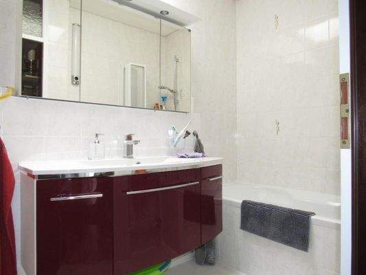 Badezimmer mit Waschtisch und Badewanne und Lichtkuppel