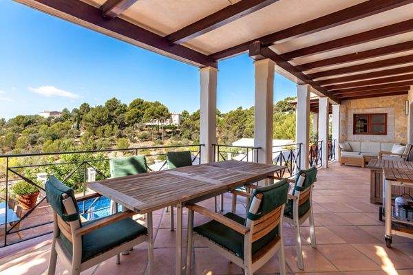 Überdachter Essbereich im Freien