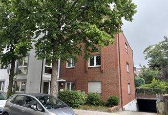 Straßenansicht mit Einfahrt zur Tiefgarage