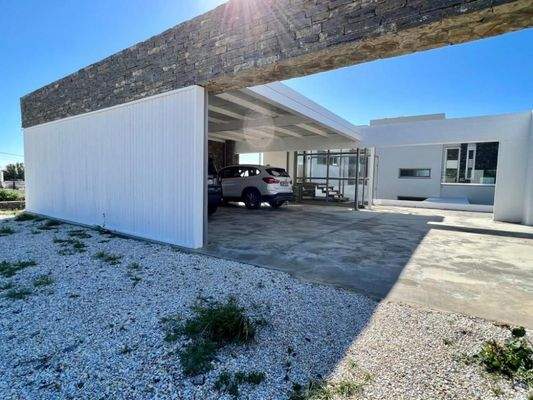 Einzigartige Villa am Meer mit Innenpool, Gärten und Gästehaus