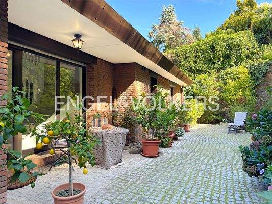 Terasse hinter dem Haus