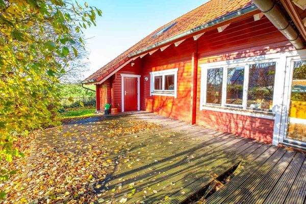 Terrasse am roten Haus