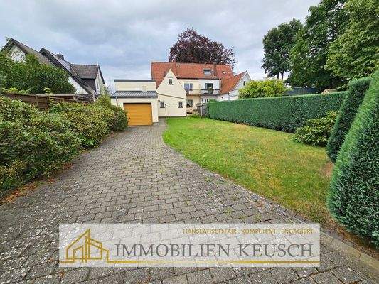 Hintere Ansicht Einfahrt und Garten