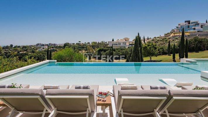 Golf View Villa with Designer Kitchen Near Beach in Benahavís