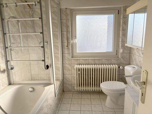 Tageslichtbad mit Dusche und Wanne