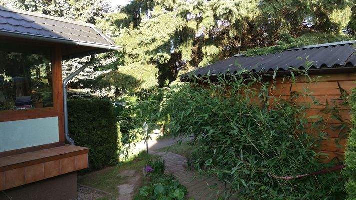 Garten mit Holzgeräteschuppen