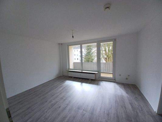 Wohnzimmer mit Balkon 