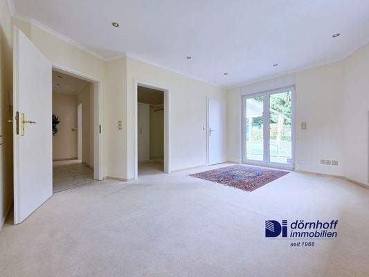 Schlafzimmer im EG mit begehbarem Kleiderschrank und eigenem WC