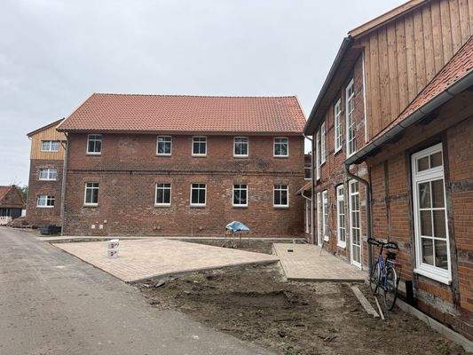 Parkplatz und Terrasse