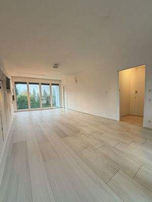 Wohn -und Esszimmer mit Zugang zu zwei Terrassen und Garten