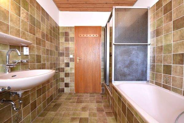 Badezimmer mit Wanne und Dusche