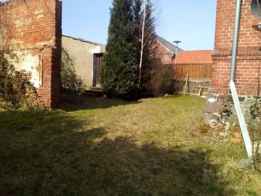 Gartenhaus und Einfahrt