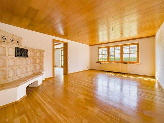 Wohnzimmer mit Kachelofen 