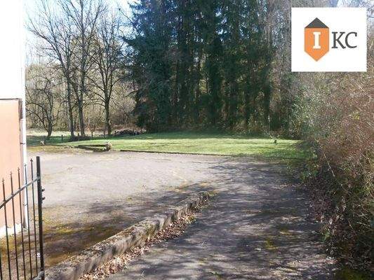 Seiteneinfahrt zum Grundstück