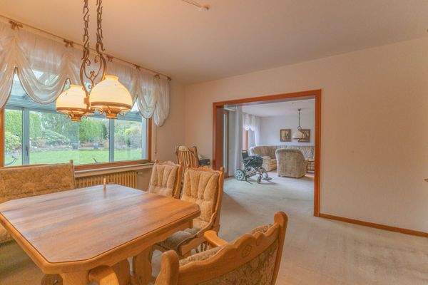 Großes Wohn-Esszimmer mit Zugang zum Wintergarten