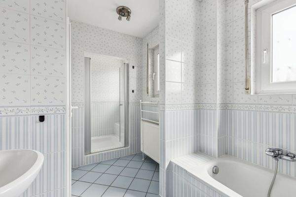 großes Tageslicht-Hauptbad 1.OG mit Wanne und Dusche 